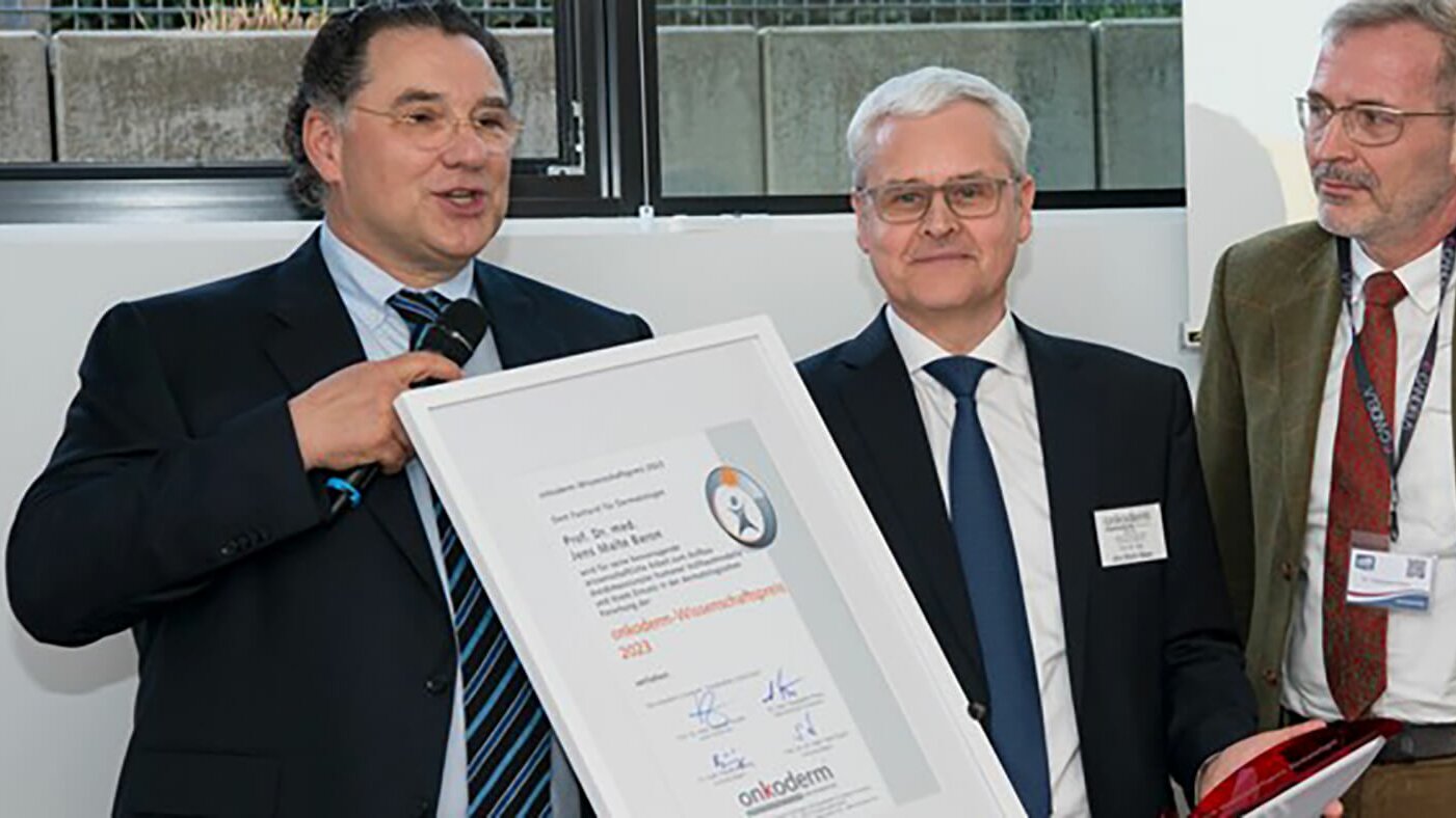 Verleihung des onkoderm-Wissenschaftspreises an Prof. Dr. med. Jens Malte Baron im Rahmen der derm 2023, Frankenthal, 25. März 2023